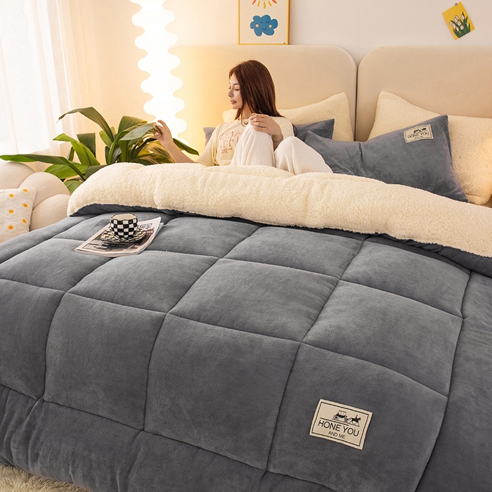 91家纺网 家纺一手货源 找家纺 畅销被业 2025新款纯色加厚保暖雪花绒冬被春秋被被子被芯（跨境） 浅灰