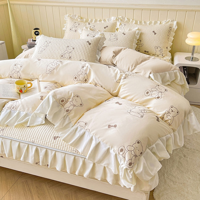 91家纺网 家纺一手货源 找家纺 伊人坊2025新款A类唯美纯棉印花夹棉床笠 纯棉+饼干熊