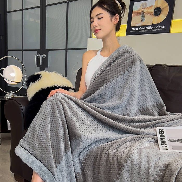 91家纺网 家纺一手货源 找家纺 世纪绒品 2025新款A类撸猫色织牛奶绒多功能毛毯 艾森-深灰