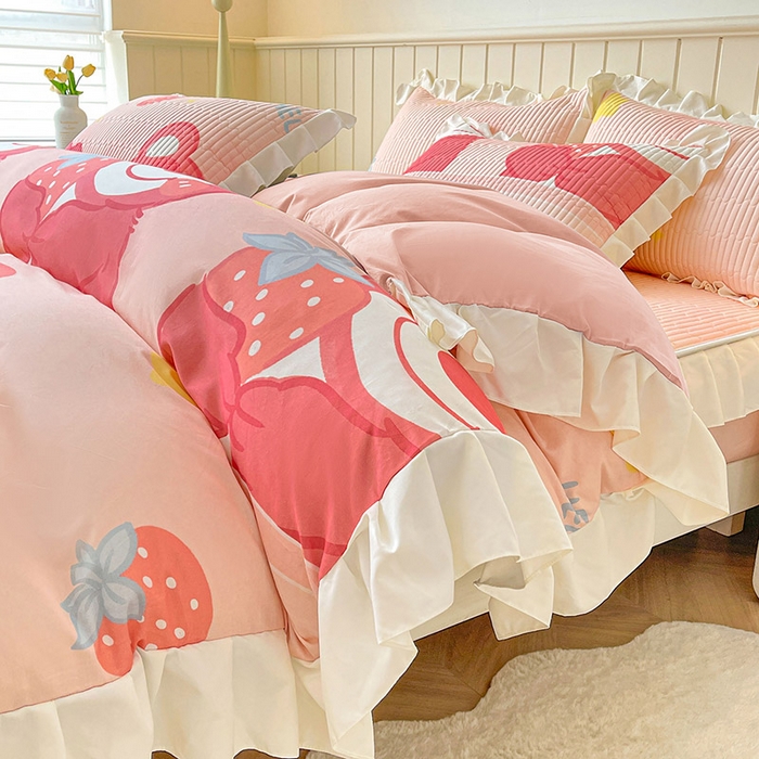 91家纺网 家纺一手货源 找家纺 伊人坊2025新款A类唯美纯棉印花夹棉床笠 纯棉+草莓熊