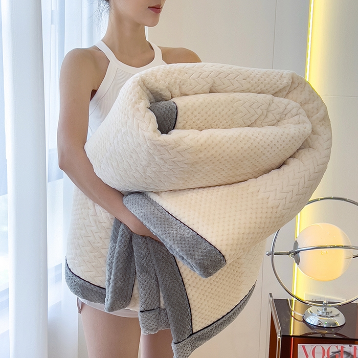 91家纺网 家纺一手货源 找家纺 世纪绒品 2025新款A类撸猫色织牛奶绒多功能毛毯 艾森-米白