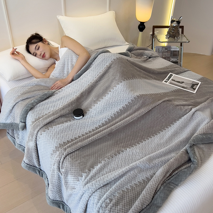 91家纺网 家纺一手货源 找家纺 世纪绒品 2025新款A类撸猫色织牛奶绒多功能毛毯 艾森-浅灰