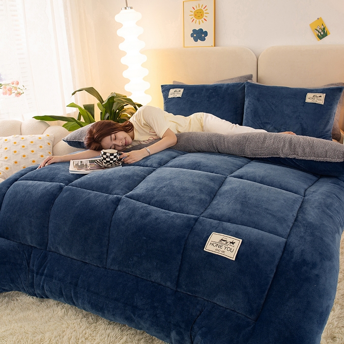 91家纺网 家纺一手货源 找家纺 畅销被业 2025新款纯色加厚保暖雪花绒冬被春秋被被子被芯（跨境） 蓝色