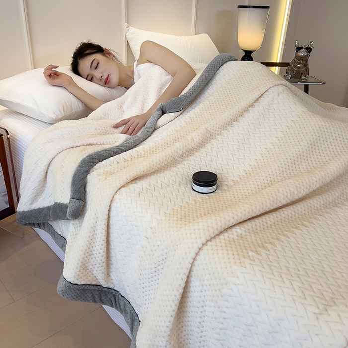 91家纺网 家纺一手货源 找家纺 世纪绒品 2025新款A类撸猫色织牛奶绒多功能毛毯 艾森-米白