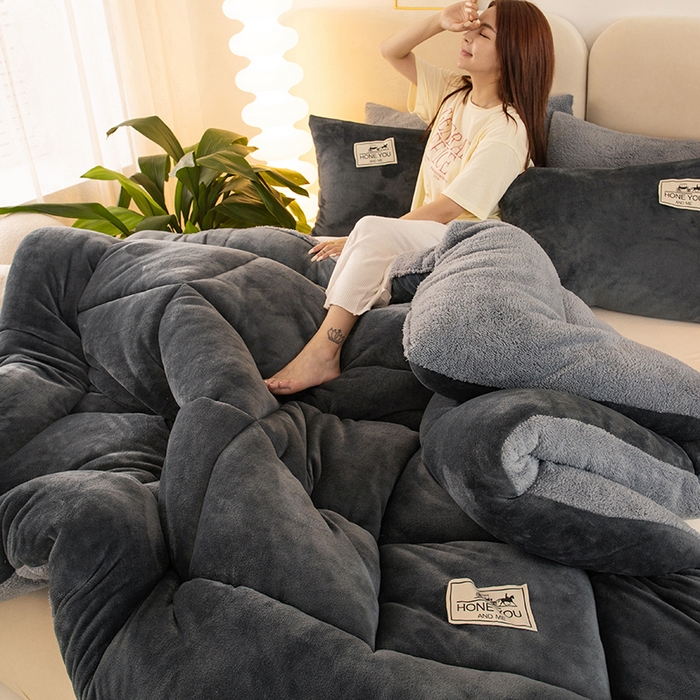 91家纺网 家纺一手货源 找家纺 畅销被业 2025新款纯色加厚保暖雪花绒冬被春秋被被子被芯（跨境） 深灰