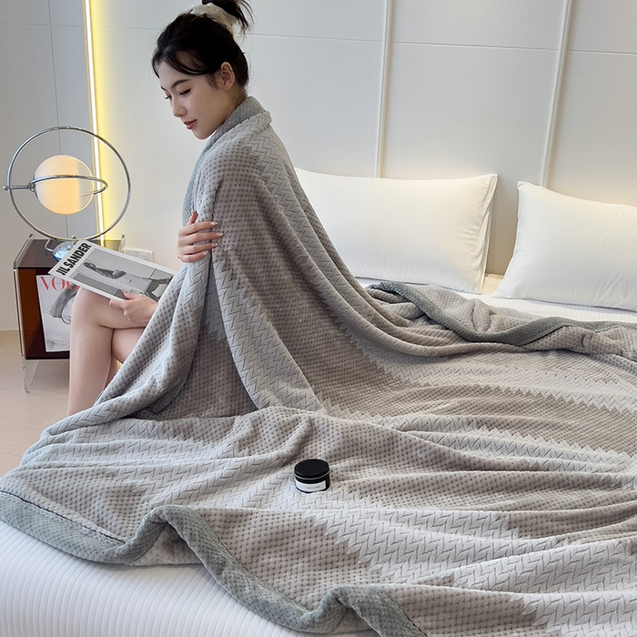 91家纺网 家纺一手货源 找家纺 世纪绒品 2025新款A类撸猫色织牛奶绒多功能毛毯 艾森-浅灰