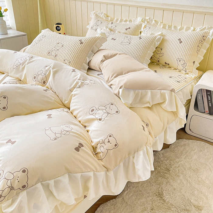 91家纺网 家纺一手货源 找家纺 伊人坊2025新款A类唯美纯棉印花夹棉床笠 纯棉+饼干熊