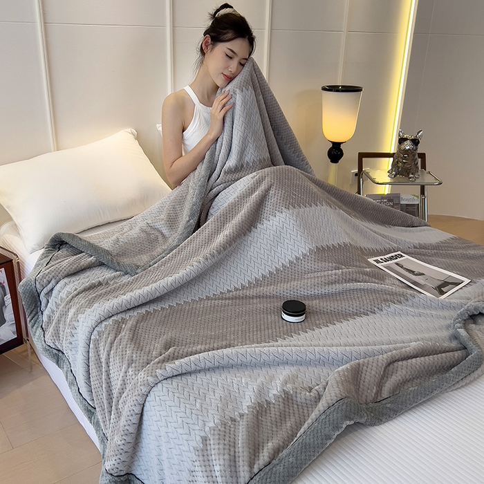 91家纺网 家纺一手货源 找家纺 世纪绒品 2025新款A类撸猫色织牛奶绒多功能毛毯 艾森-浅灰