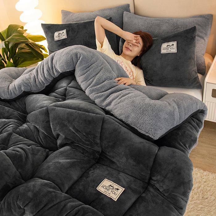 91家纺网 家纺一手货源 找家纺 畅销被业 2025新款纯色加厚保暖雪花绒冬被春秋被被子被芯（跨境） 深灰