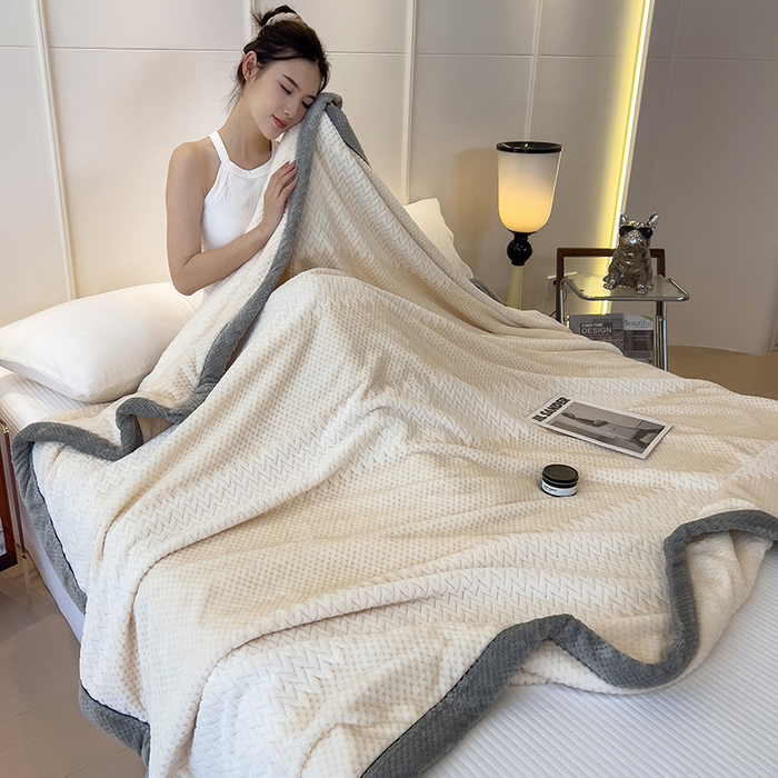 91家纺网 家纺一手货源 找家纺 世纪绒品 2025新款A类撸猫色织牛奶绒多功能毛毯 艾森-米白