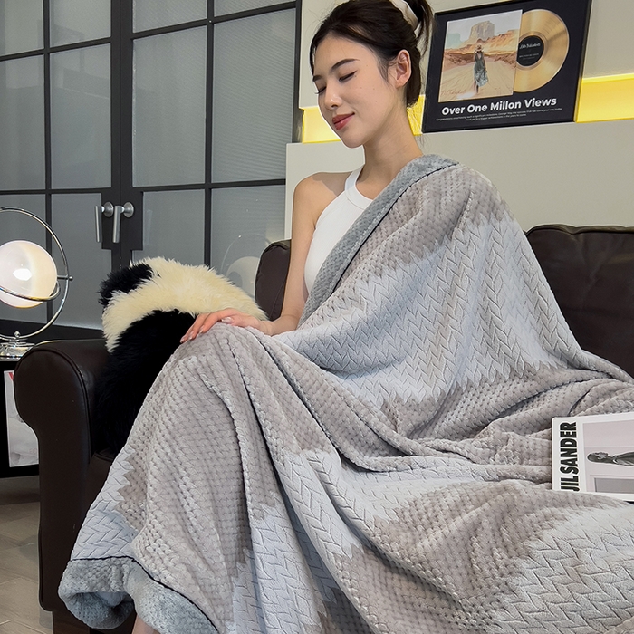 91家纺网 家纺一手货源 找家纺 世纪绒品 2025新款A类撸猫色织牛奶绒多功能毛毯 艾森-浅灰