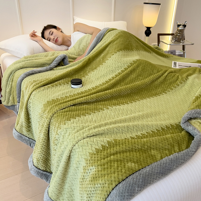 91家纺网 家纺一手货源 找家纺 世纪绒品 2025新款A类撸猫色织牛奶绒多功能毛毯 艾森-绿