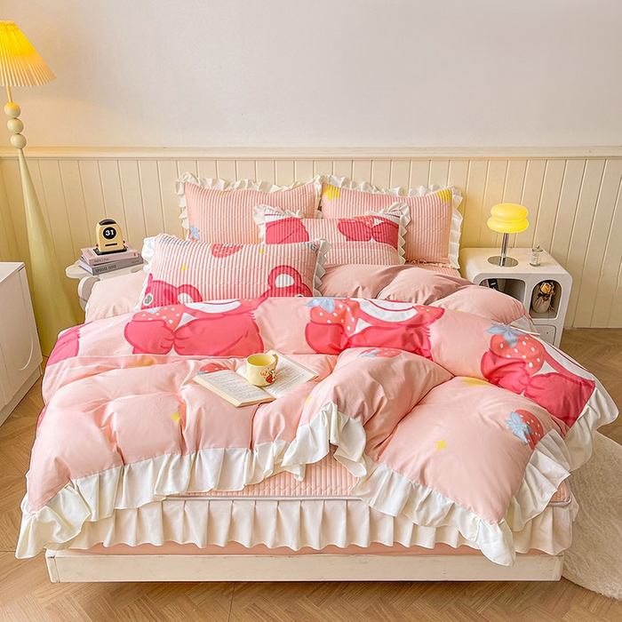 91家纺网 家纺一手货源 找家纺 伊人坊2025新款A类唯美纯棉印花夹棉床笠 纯棉+草莓熊