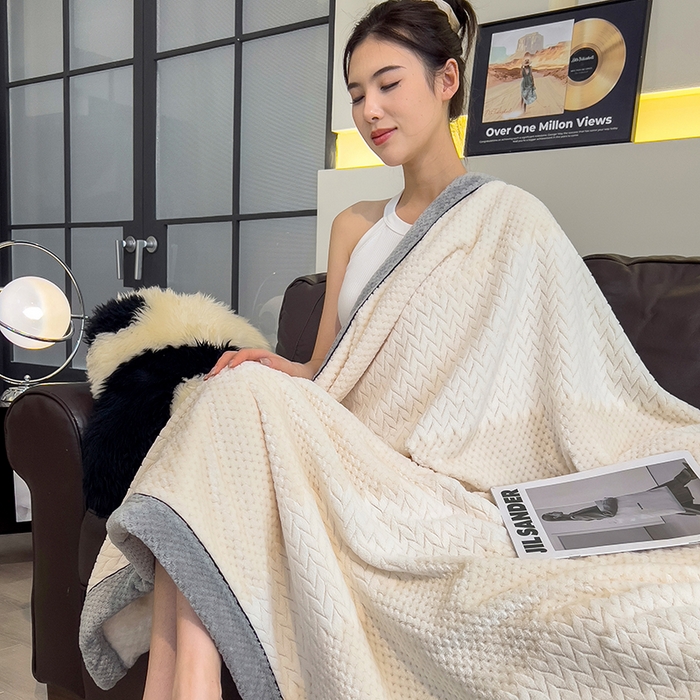 91家纺网 家纺一手货源 找家纺 世纪绒品 2025新款A类撸猫色织牛奶绒多功能毛毯 艾森-米白