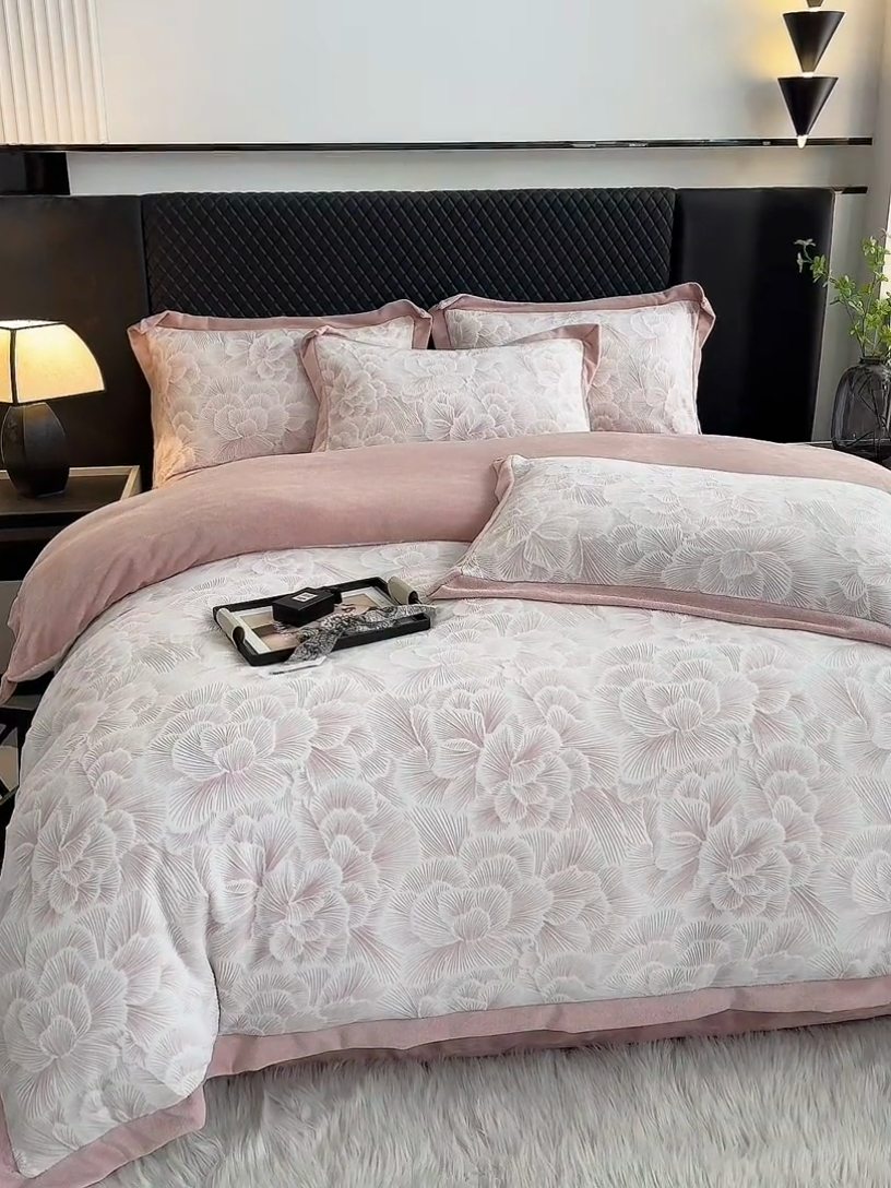 91家纺网 家纺一手货源 找家纺 梦精灵家纺 2025新款高克重加厚雕花牛奶绒四件套 锦芙