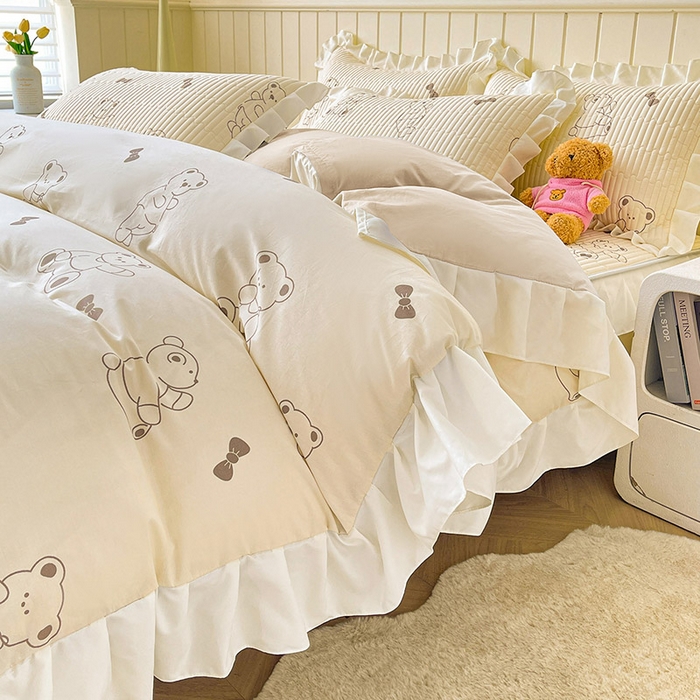 91家纺网 家纺一手货源 找家纺 伊人坊2025新款A类唯美纯棉印花夹棉床笠 纯棉+饼干熊