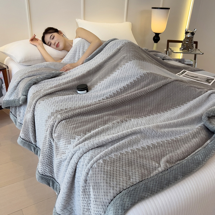 91家纺网 家纺一手货源 找家纺 世纪绒品 2025新款A类撸猫色织牛奶绒多功能毛毯 艾森-浅灰