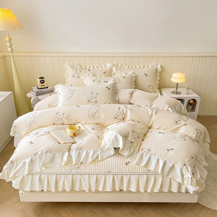 91家纺网 家纺一手货源 找家纺 伊人坊2025新款A类唯美纯棉印花夹棉床笠 纯棉+饼干熊