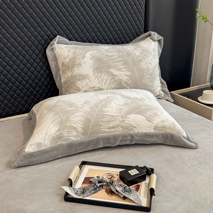 91家纺网 家纺一手货源 找家纺 梦精灵家纺 2025新款高克重加厚雕花牛奶绒四件套 羽毛