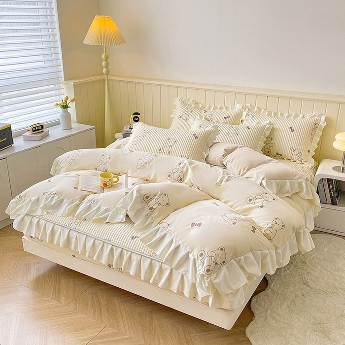 91家纺网 家纺一手货源 找家纺 伊人坊2025新款A类唯美纯棉印花夹棉床笠 纯棉+饼干熊