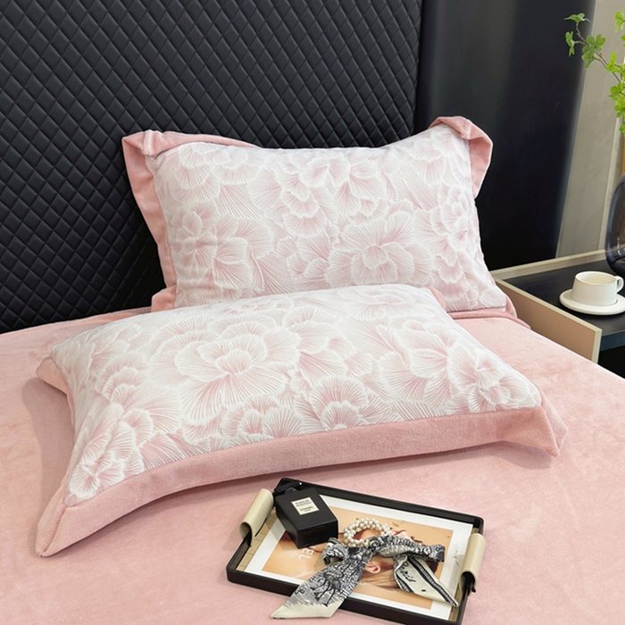 91家纺网 家纺一手货源 找家纺 梦精灵家纺 2025新款高克重加厚雕花牛奶绒四件套 锦芙