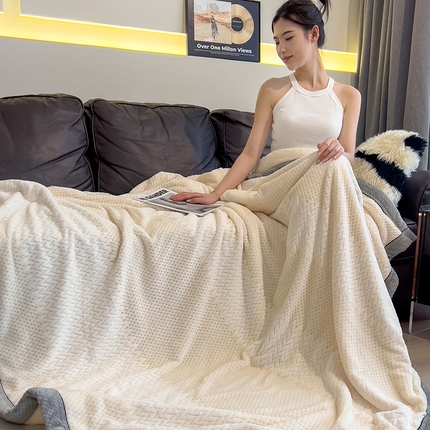 91家纺网 家纺一手货源 找家纺 世纪绒品 2025新款A类撸猫色织牛奶绒多功能毛毯 艾森-米白