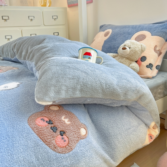 91家纺网 家纺一手货源 找家纺 川悦生活 2025新款立体雪花绒印花四件套学生床系列一场景一 熊小巴