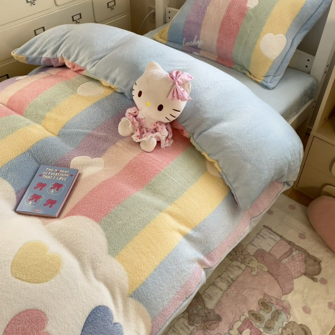 91家纺网 家纺一手货源 找家纺 川悦生活 2025新款立体雪花绒印花四件套学生床系列一场景一 彩虹爱心蓝