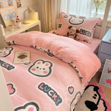 91家纺网 家纺一手货源 找家纺 （总）川悦生活 2025新款立体雪花绒印花四件套学生床系列一场景二