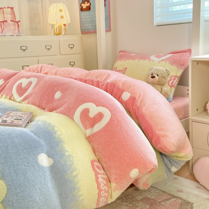 91家纺网 家纺一手货源 找家纺 川悦生活 2025新款立体雪花绒印花四件套学生床系列一场景一 彩虹爱语粉