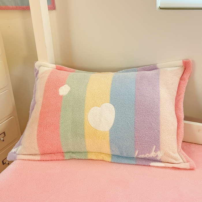 91家纺网 家纺一手货源 找家纺 川悦生活 2025新款立体雪花绒印花四件套学生床系列一场景一 彩虹爱心粉