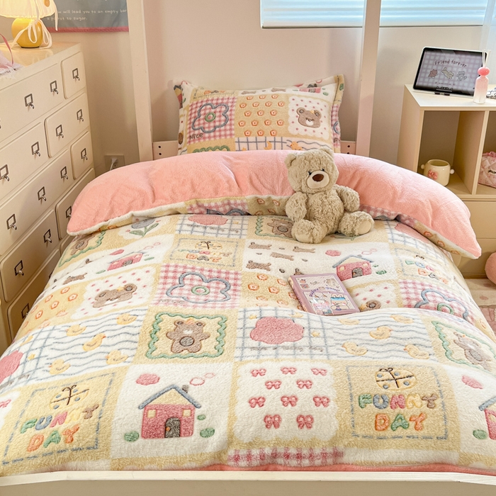 91家纺网 家纺一手货源 找家纺 川悦生活 2025新款立体雪花绒印花四件套学生床系列一场景一 嘎嘎小熊