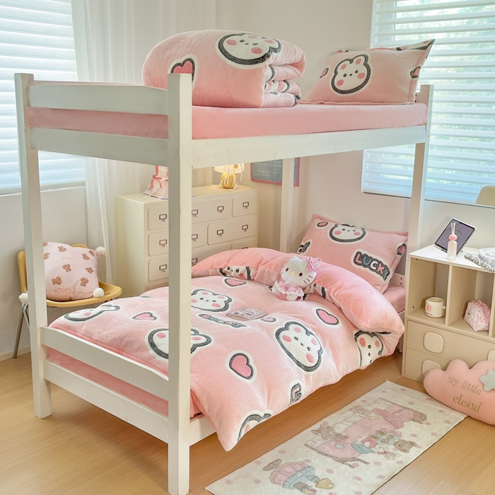 91家纺网 家纺一手货源 找家纺 川悦生活 2025新款立体雪花绒印花四件套学生床系列一场景一 爱米兔