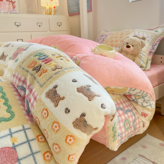 91家纺网 家纺一手货源 找家纺 川悦生活 2025新款立体雪花绒印花四件套学生床系列一场景一 嘎嘎小熊