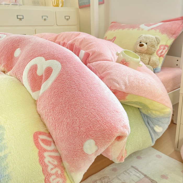 91家纺网 家纺一手货源 找家纺 川悦生活 2025新款立体雪花绒印花四件套学生床系列一场景一 彩虹爱语粉