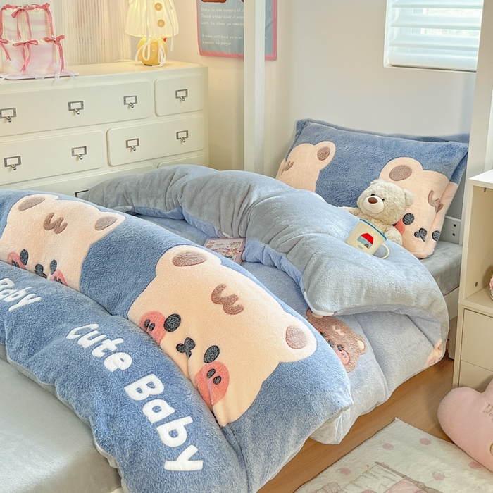 91家纺网 家纺一手货源 找家纺 川悦生活 2025新款立体雪花绒印花四件套学生床系列一场景一 熊小巴