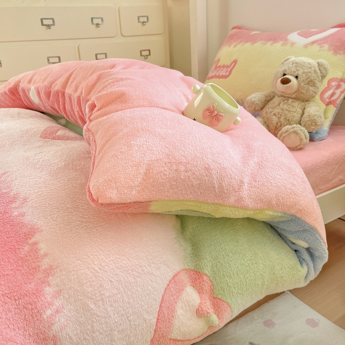 91家纺网 家纺一手货源 找家纺 川悦生活 2025新款立体雪花绒印花四件套学生床系列一场景一 彩虹爱语粉