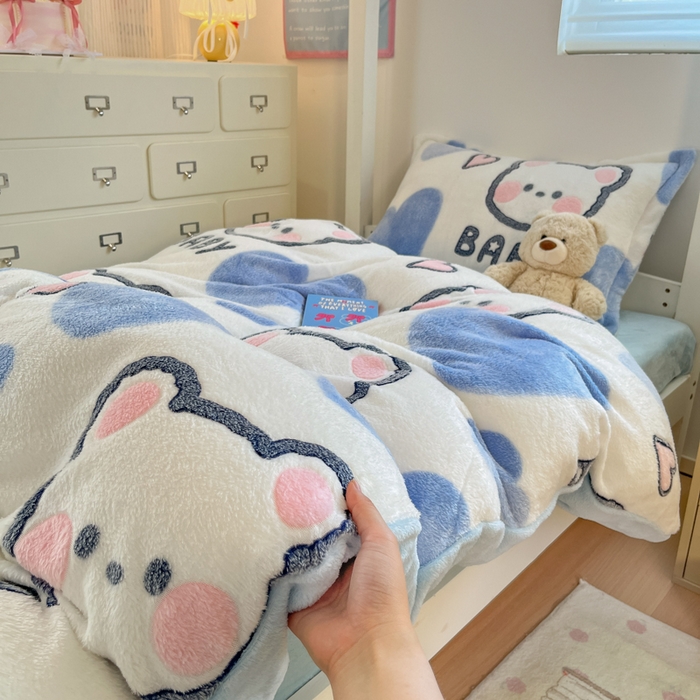 91家纺网 家纺一手货源 找家纺 川悦生活 2025新款立体雪花绒印花四件套学生床系列一场景一 可爱熊