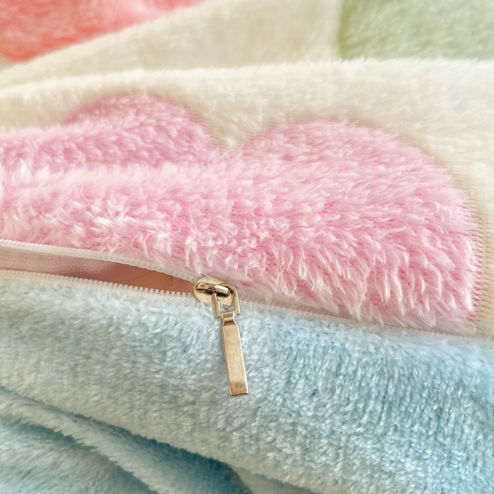 91家纺网 家纺一手货源 找家纺 川悦生活 2025新款立体雪花绒印花四件套学生床系列一场景一 彩虹爱心蓝