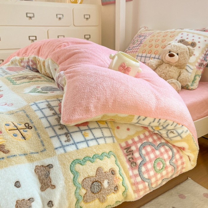 91家纺网 家纺一手货源 找家纺 川悦生活 2025新款立体雪花绒印花四件套学生床系列一场景一 嘎嘎小熊