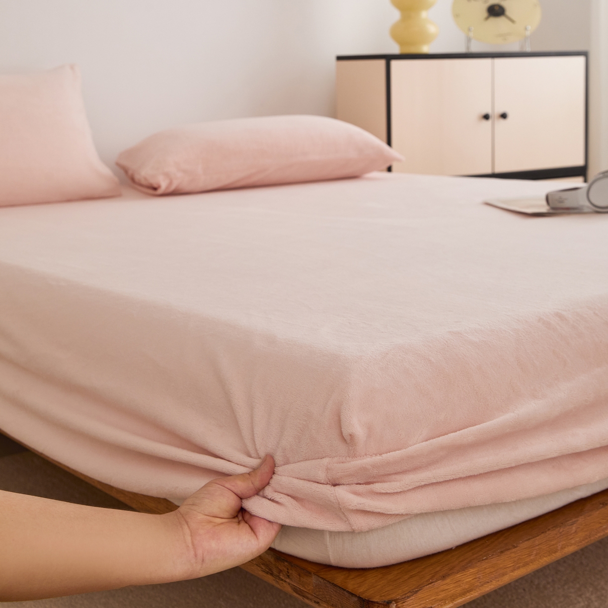 91家纺网 家纺一手货源 找家纺 曼町家居 2025新款高克重柔软牛奶绒床笠单床笠床笠单件 蜜桃粉