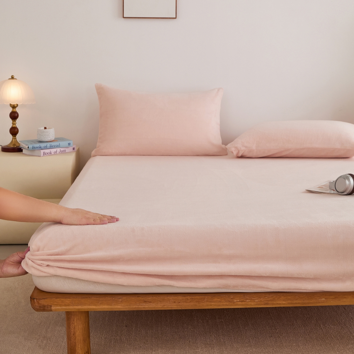 91家纺网 家纺一手货源 找家纺 曼町家居 2025新款高克重柔软牛奶绒床笠单床笠床笠单件 蜜桃粉