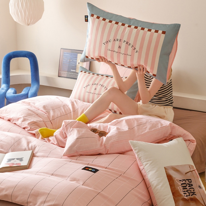 91家纺网 家纺一手货源 找家纺 RYB红黄兰 2025新款ins慵懒风撞色系全棉四件套学生季宿舍床纯棉三件套 粉咖公文