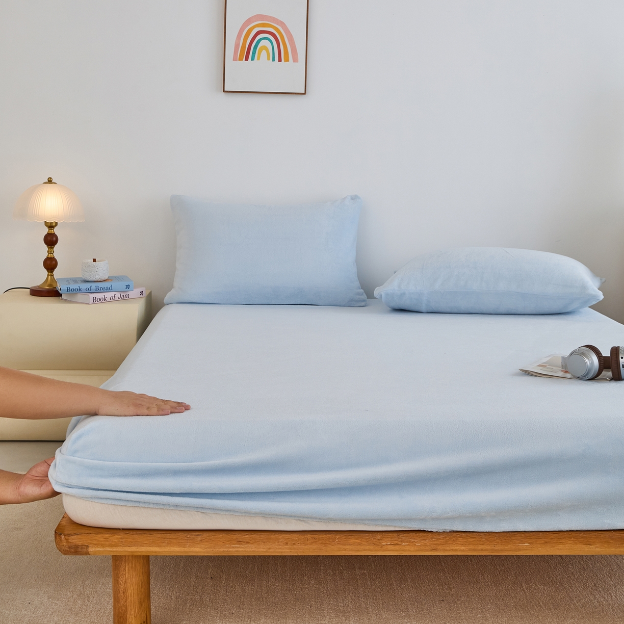91家纺网 家纺一手货源 找家纺 曼町家居 2025新款高克重柔软牛奶绒床笠单床笠床笠单件 天空蓝