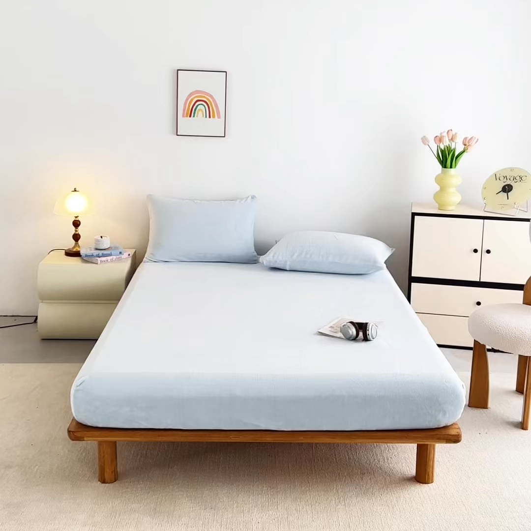 91家纺网 家纺一手货源 找家纺 曼町家居 2025新款高克重柔软牛奶绒床笠单床笠床笠单件 天空蓝