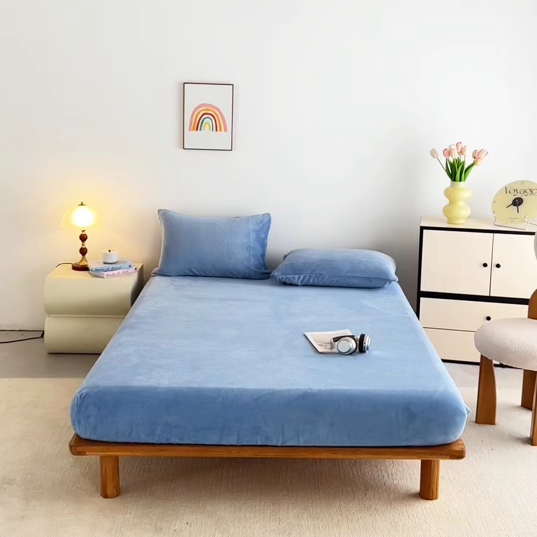 91家纺网 家纺一手货源 找家纺 曼町家居 2025新款高克重柔软牛奶绒床笠单床笠床笠单件 雾蓝