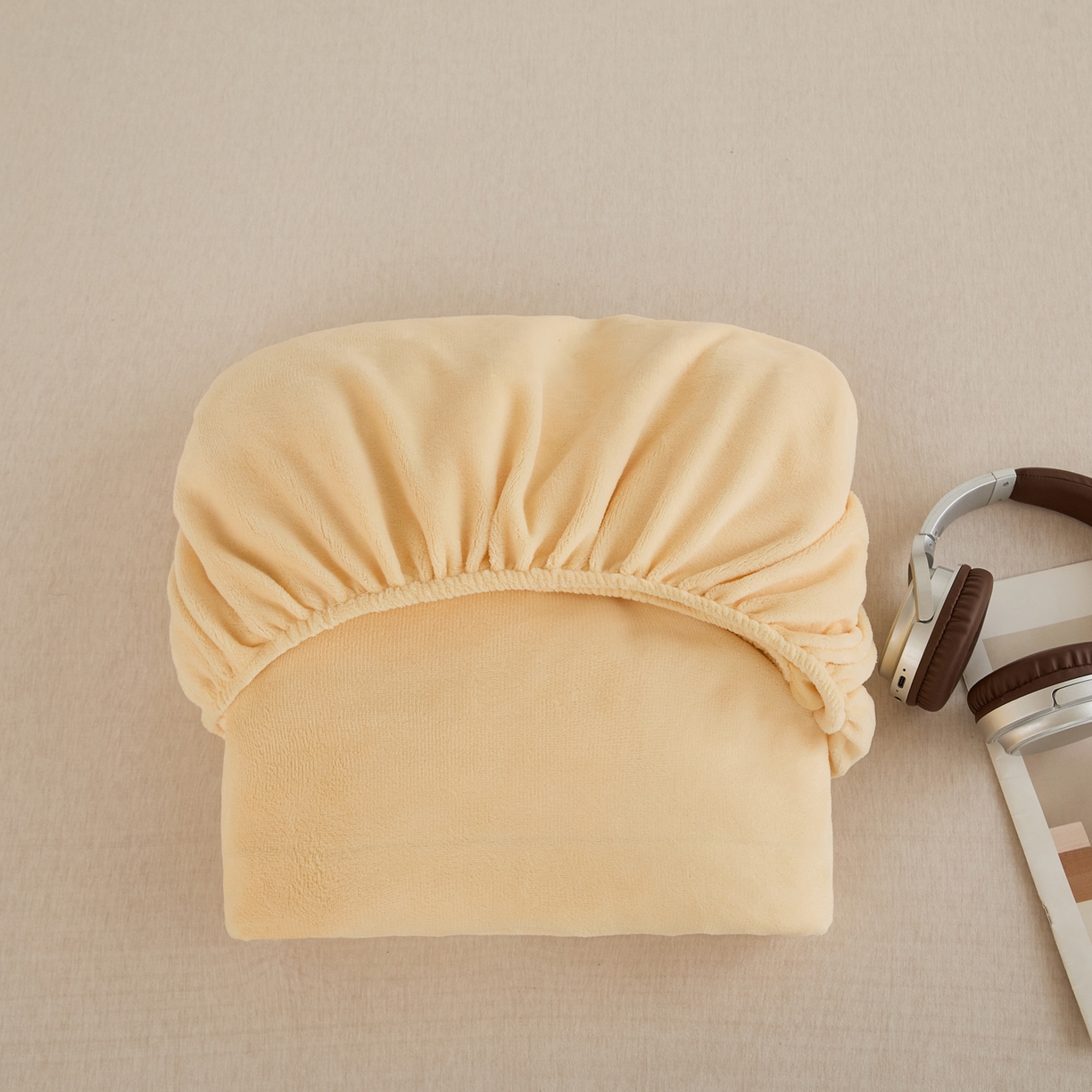 91家纺网 家纺一手货源 找家纺 曼町家居 2025新款高克重柔软牛奶绒床笠单床笠床笠单件 芝士黄