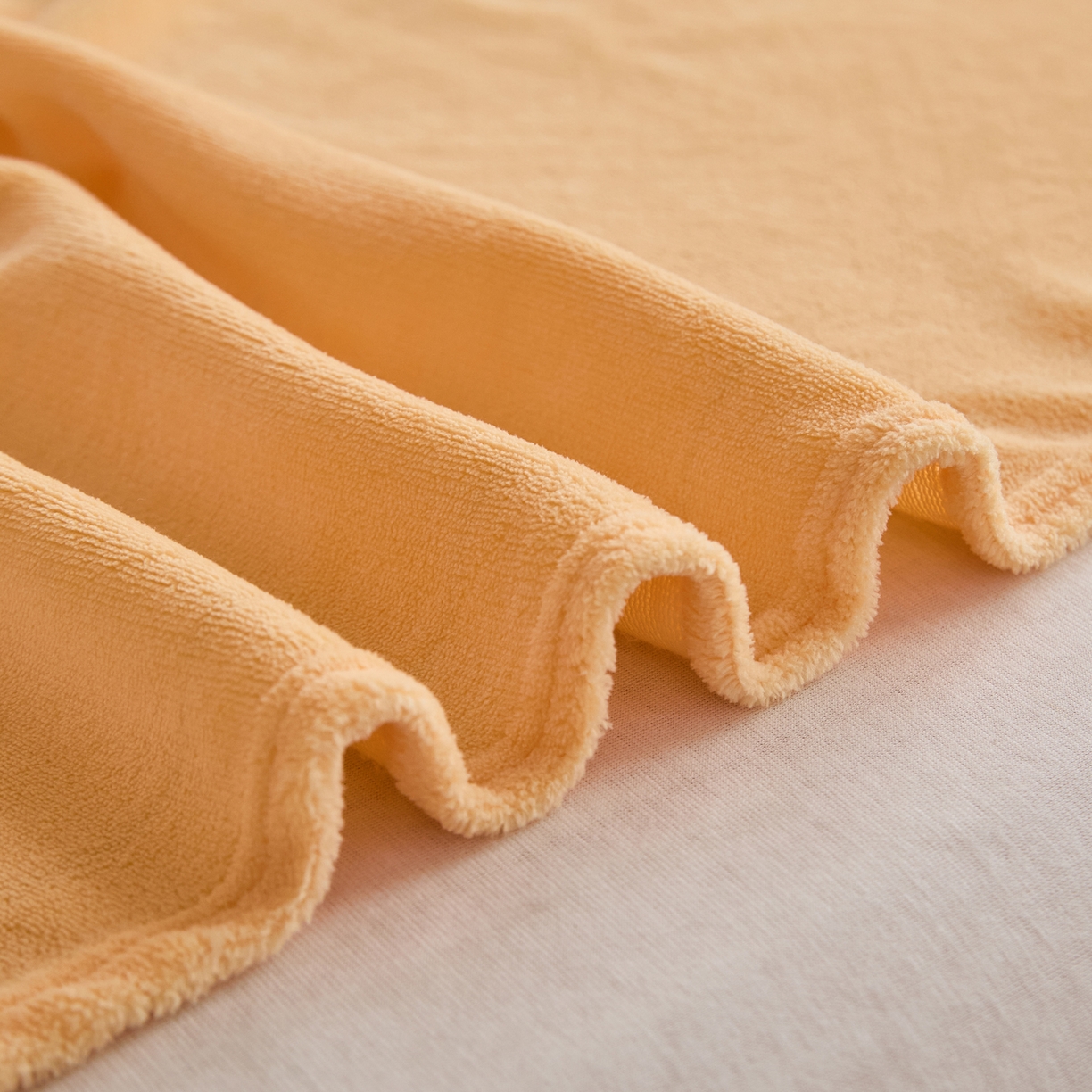 91家纺网 家纺一手货源 找家纺 曼町家居 2025新款高克重牛奶绒床单单床单床单单件 雏菊黄