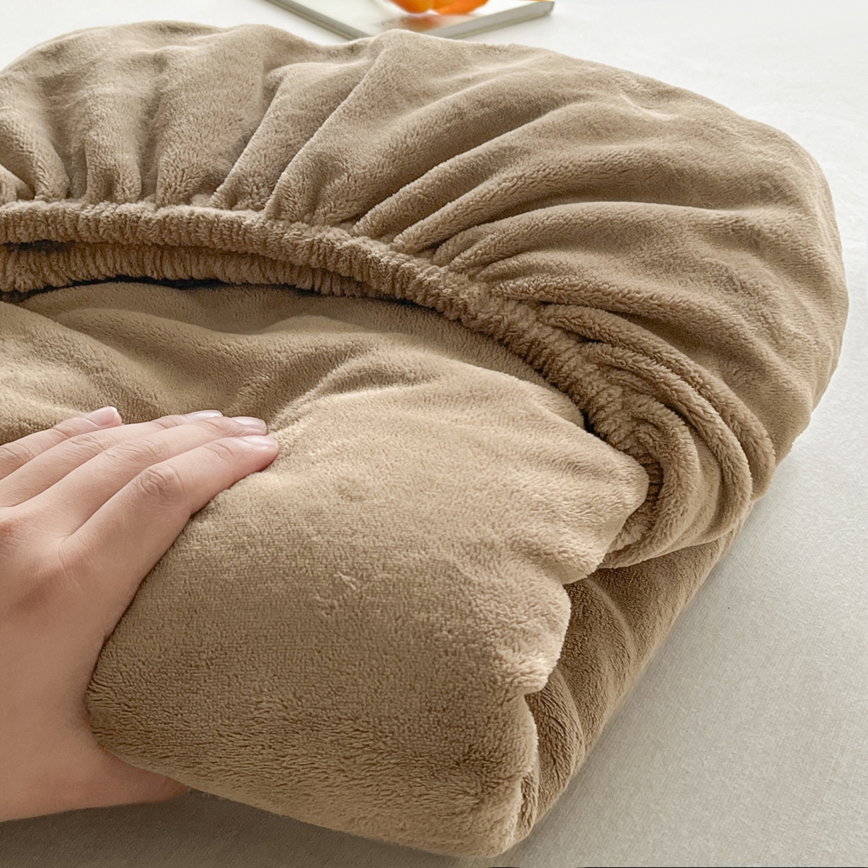 91家纺网 家纺一手货源 找家纺 酱子 2025新款牛奶绒简约纯色床笠 奶茶咖-cl