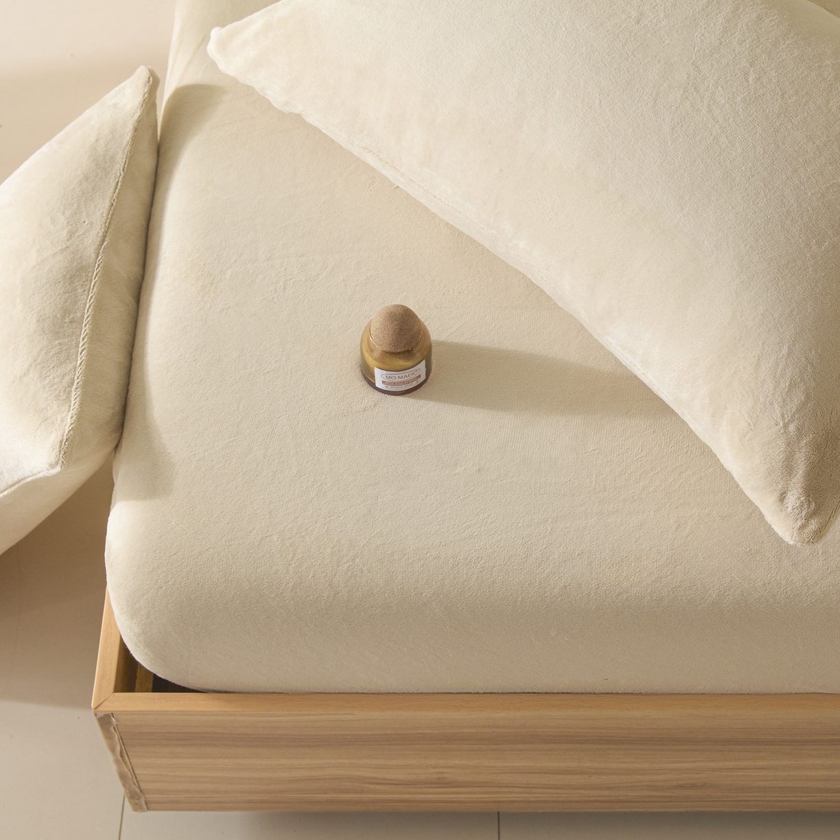 91家纺网 家纺一手货源 找家纺 酱子 2025新款牛奶绒简约纯色床笠 米杏-cl